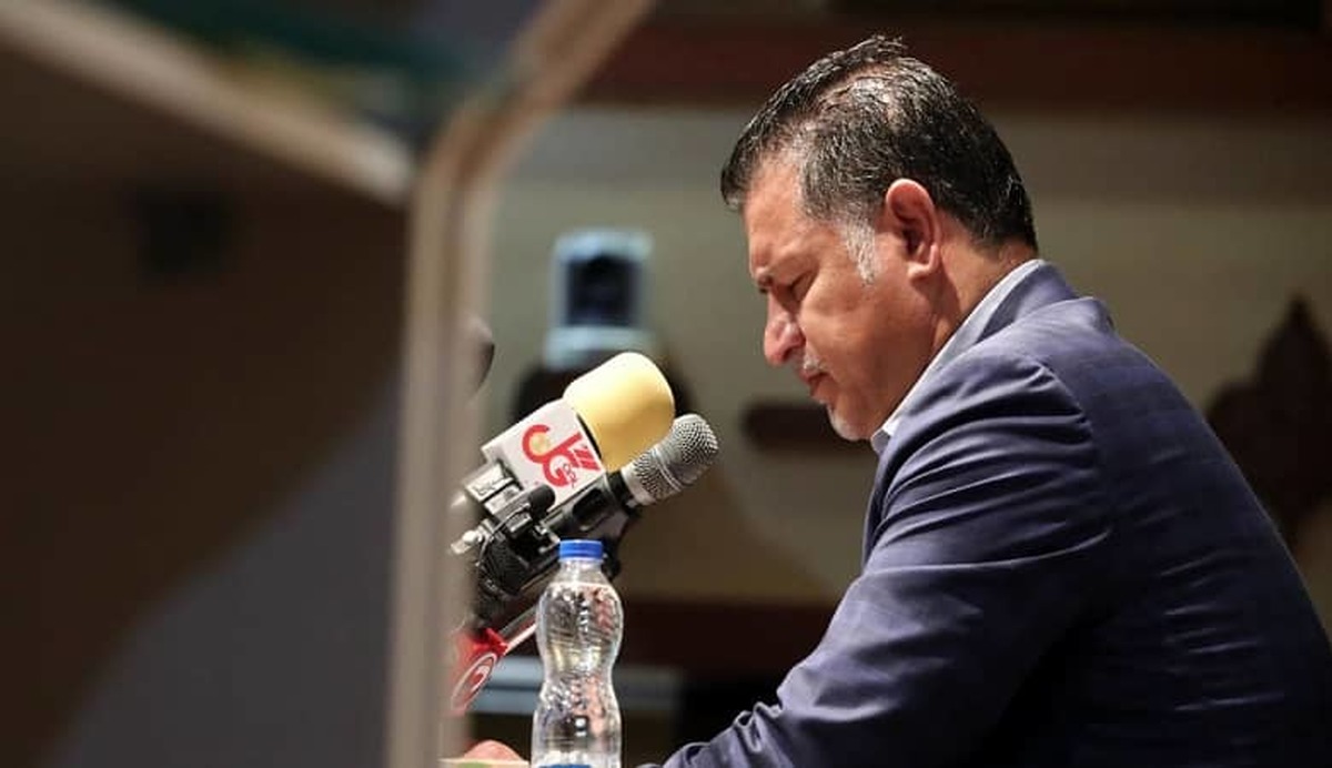 علی دایی و همسرش راهی پاریس شدند