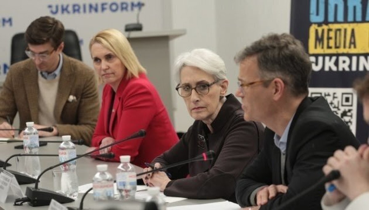 وندی شرمن: روسیه به دلیل مواجه شدن با کمبود در توان موشکی و پهپادی خود به ایران و کره شمالی روی آورده | آمریکا نگران روابط ایران و روسیه است