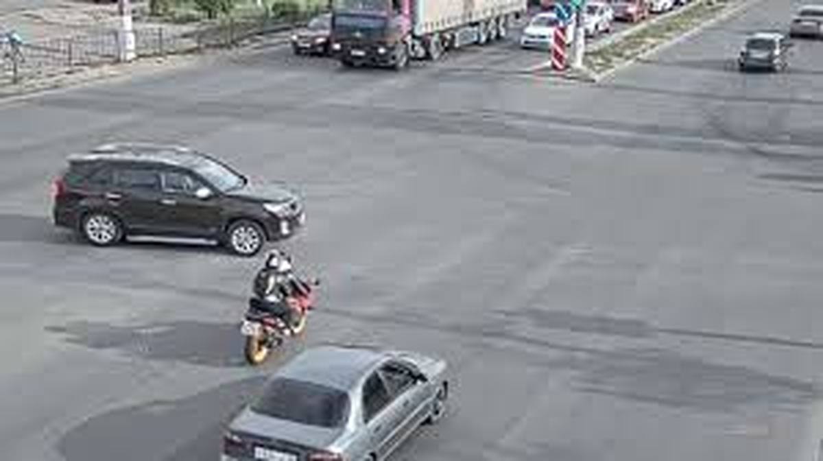 لجظه مصدوم شدن موتورسوار پس از تصادف شدید با ماشین | از روی موتور پرتاب شد + ویدئو