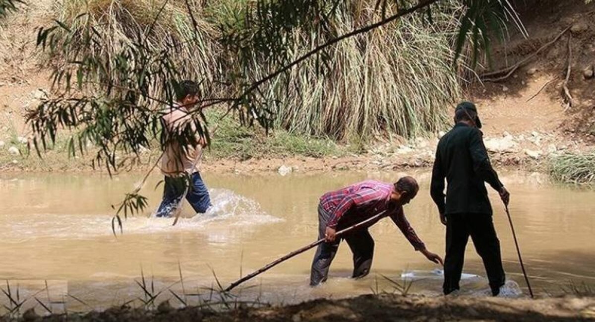لحظه غم انگیز از پدری که به دنبال اجساد خانواده خود در سیل است + ویدئو